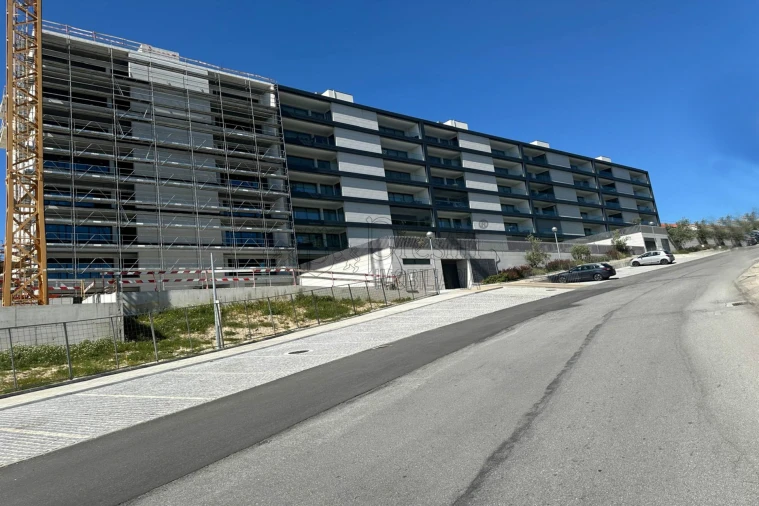 Apartamento T4 para Venda em Azurem Foto 2