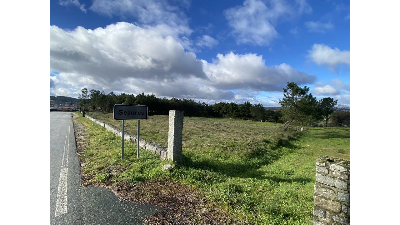 Terreno para Venda em Sezures Foto 3