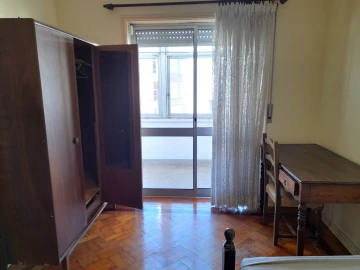 Quarto para Arrendamento em Santo Antonio dos Olivais