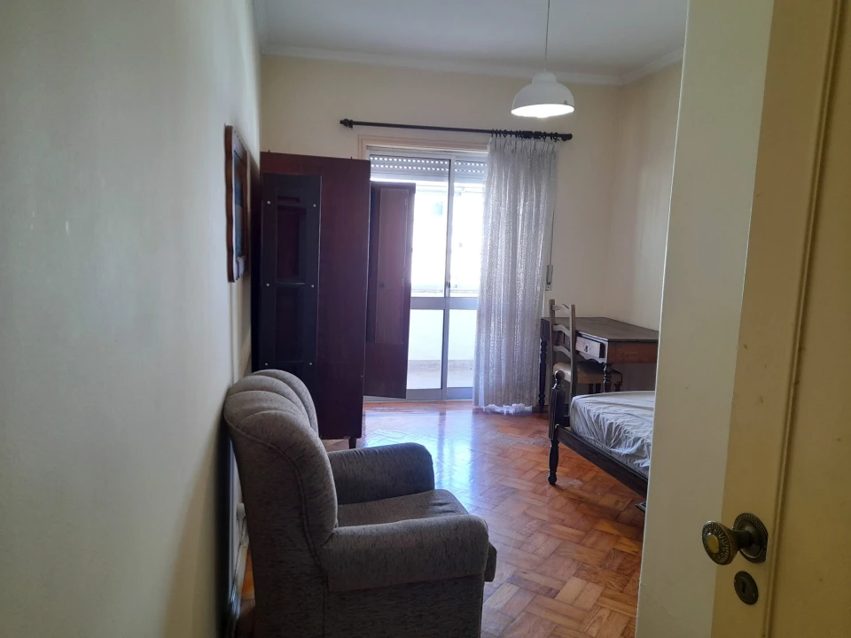 Quarto para Arrendamento em Santo Antonio dos Olivais Foto 5