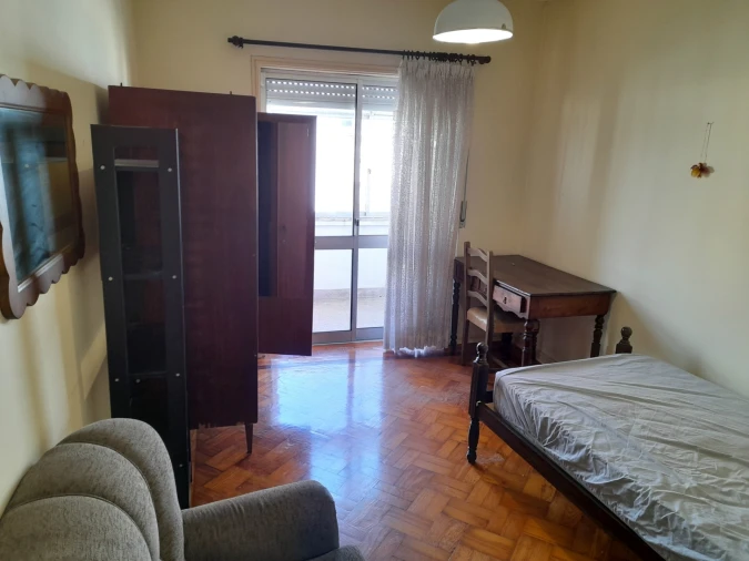 Quarto para Arrendamento em Santo Antonio dos Olivais Foto 8