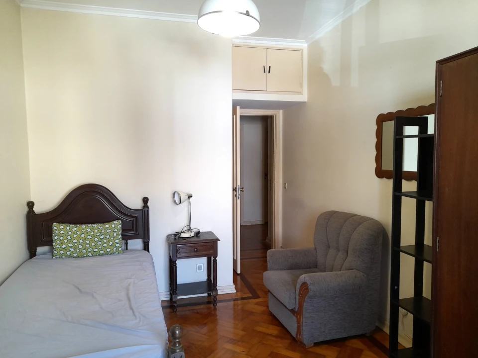 Quarto para Arrendamento em Santo Antonio dos Olivais Foto 2