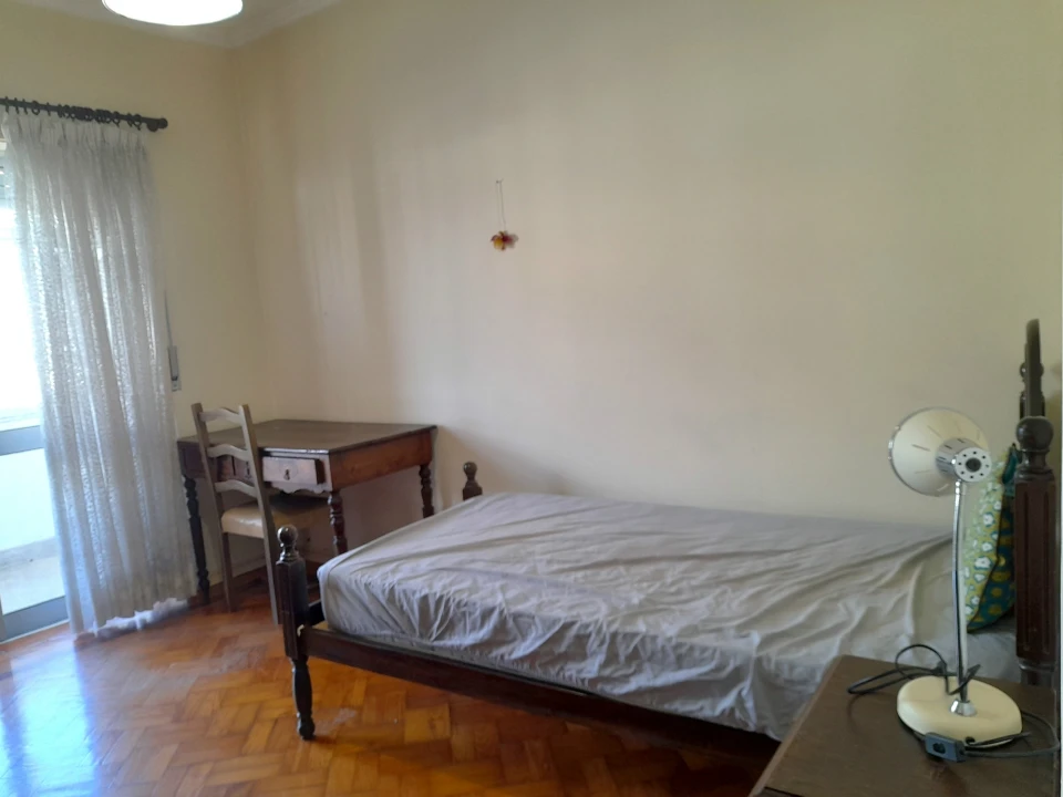 Quarto para Arrendamento em Santo Antonio dos Olivais Foto 7