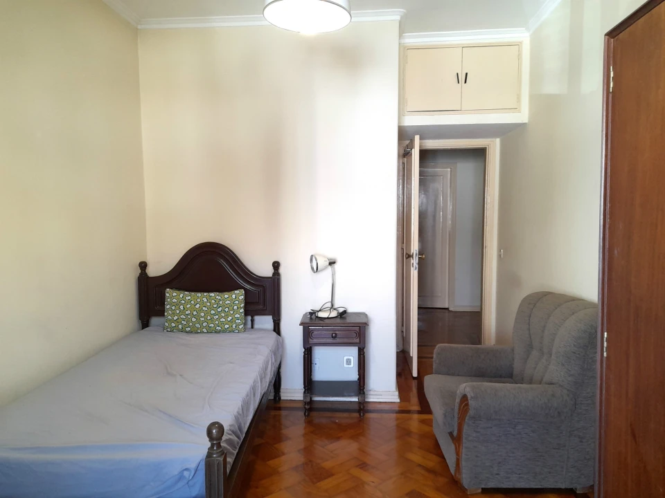 Quarto para Arrendamento em Santo Antonio dos Olivais Foto 1