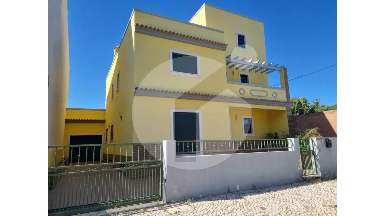 Moradia T4 para Venda em Quelfes Foto 1