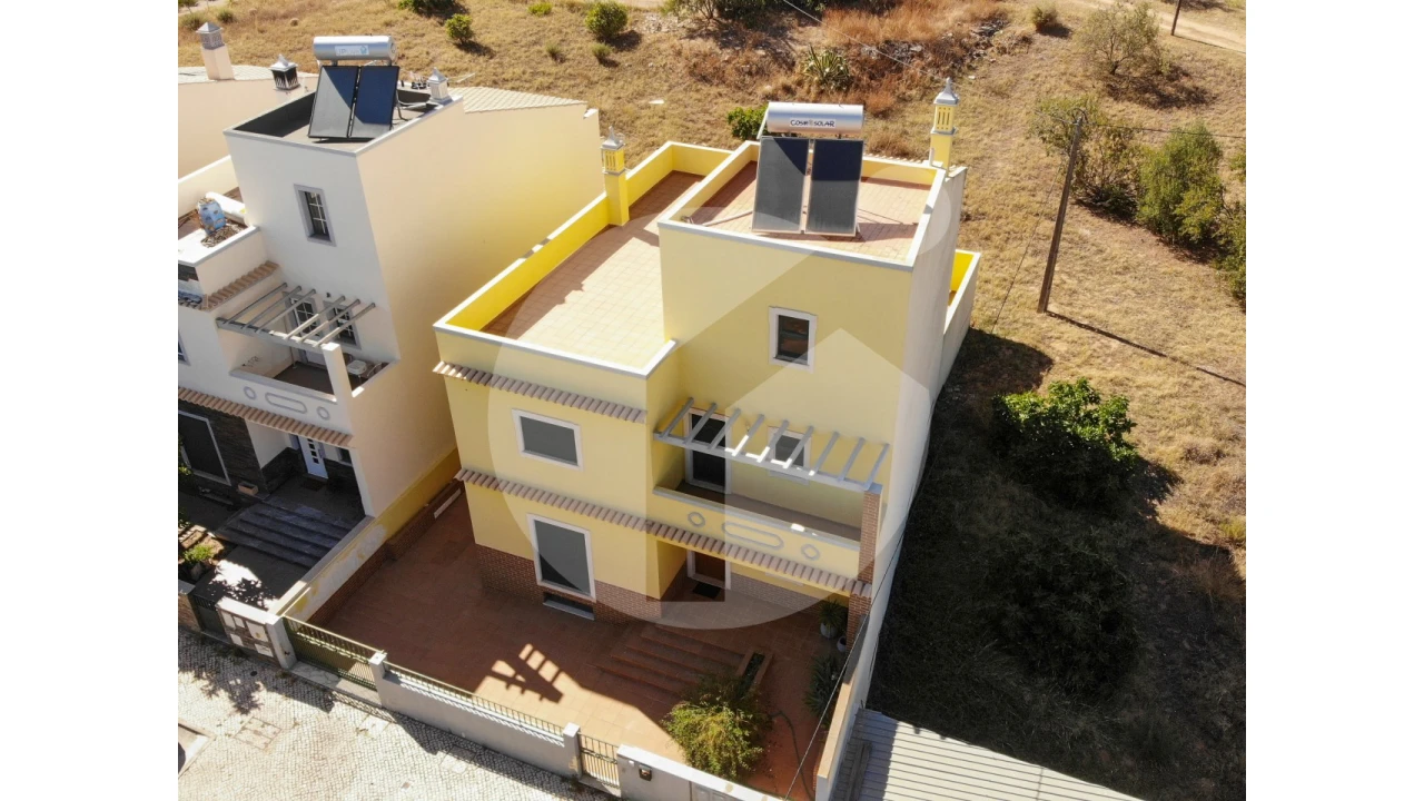 Moradia T4 para Venda em Quelfes Foto 6