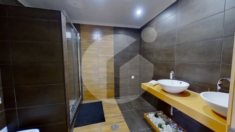Moradia T4 para Venda em Quelfes