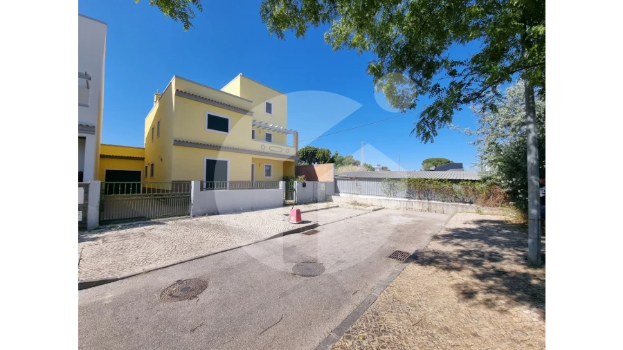 Moradia T4 para Venda em Quelfes Foto 4
