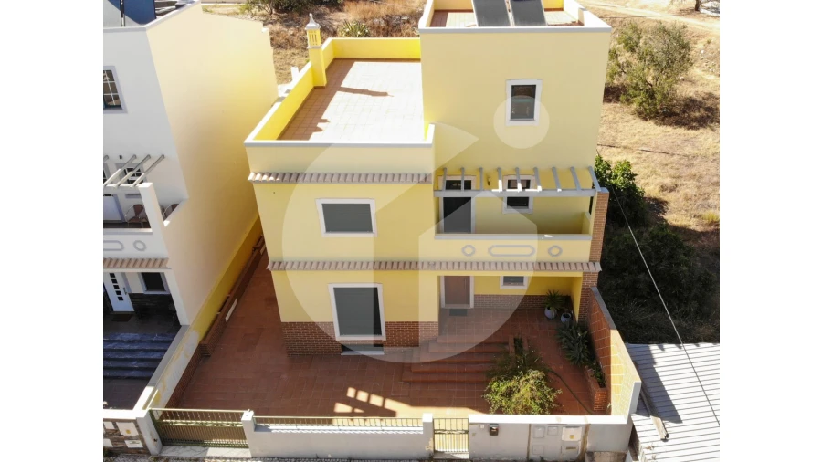 Moradia T4 para Venda em Quelfes Foto 3