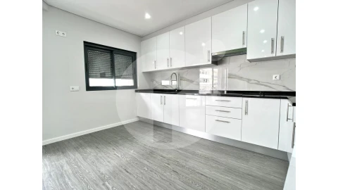 Apartamento T3 para Venda em Quelfes