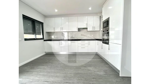 Apartamento T3 para Venda em Quelfes