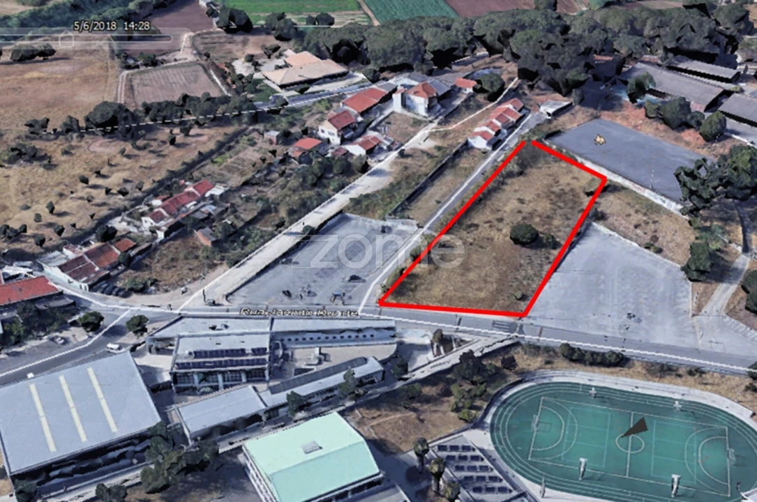 Terreno para Venda em Loures Foto 1