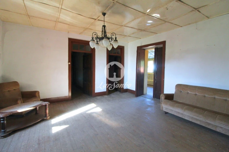 Moradia T3 para Venda em Airo Foto 3