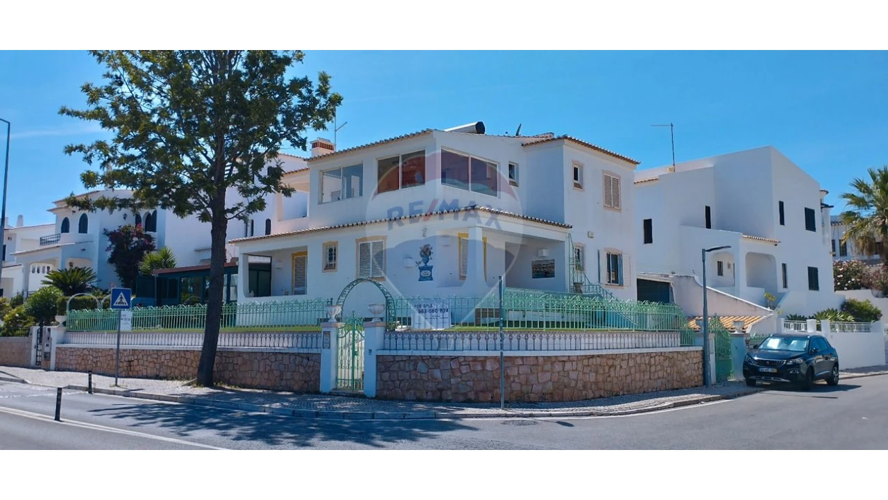Moradia T5 para Venda em Albufeira e Olhos de Água Foto 1