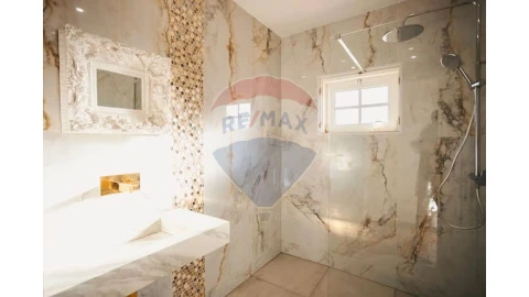 Moradia T4 para Venda em Albufeira e Olhos de Água
