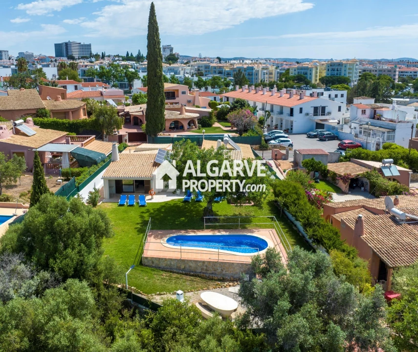 Moradia T4 para Venda em Albufeira e Olhos de Água Foto 1