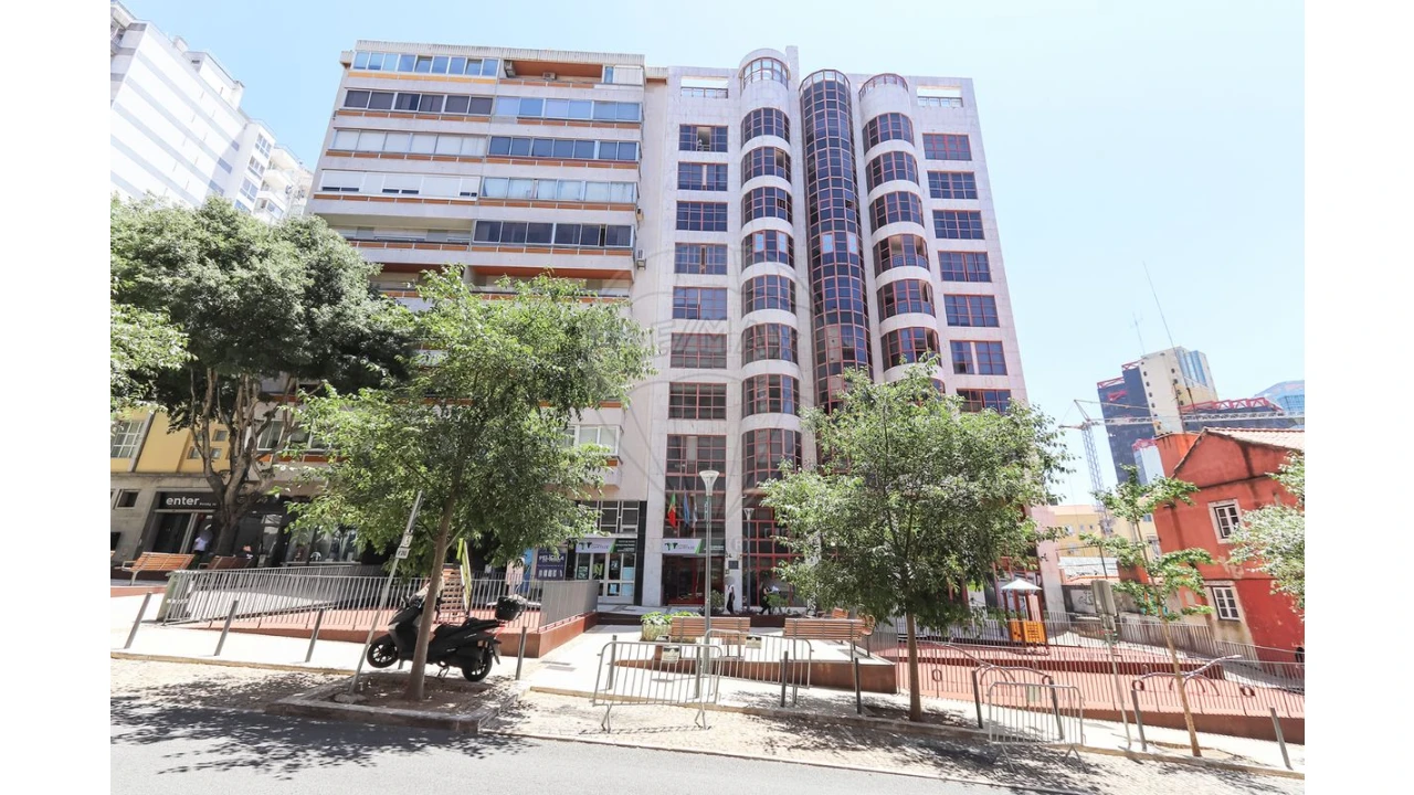 Apartamento T4 para Venda em Campolide Foto 35