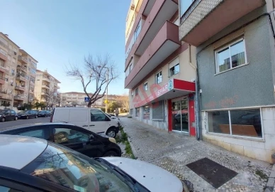 Loja para Arrendamento em Almada, Cova da Piedade, Pragal e Cacilhas