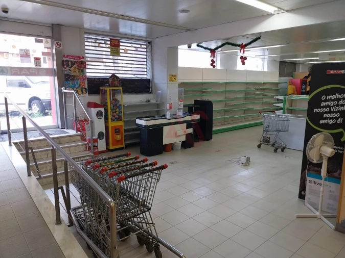 Loja para Arrendamento em Almada, Cova da Piedade, Pragal e Cacilhas Foto 1