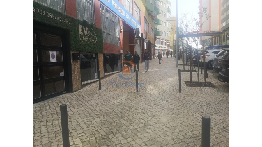 Loja para Venda em Pontinha e Famões Foto 1