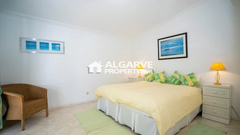 Moradia T6 para Venda em Quarteira