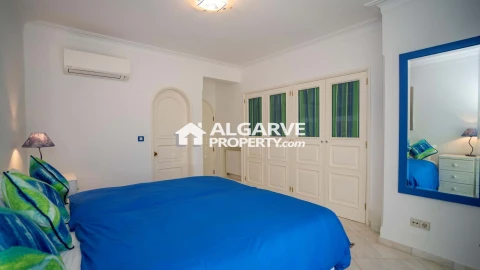 Moradia T6 para Venda em Quarteira