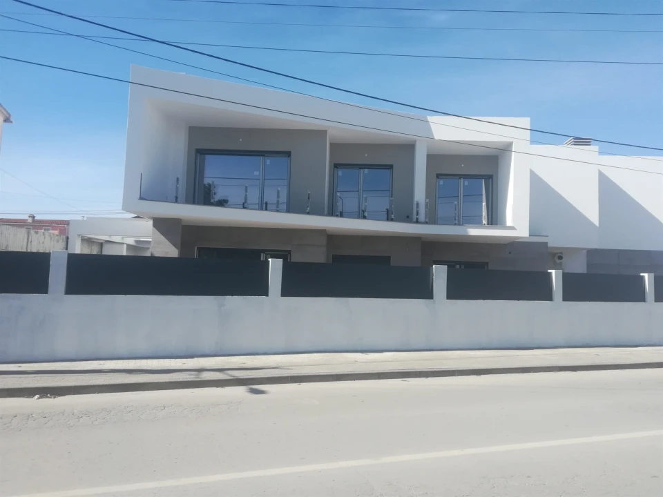 Moradia T4 para Venda em Fernao Ferro Foto 1