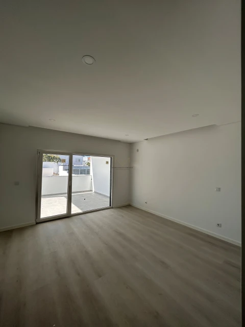 Moradia T4 para Venda em Charneca de Caparica e Sobreda