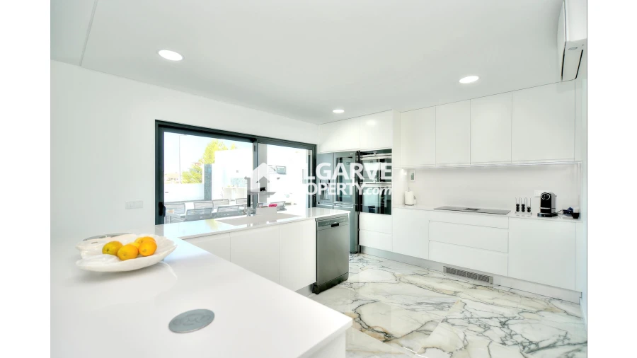 Moradia T4 para Venda em Olhão Foto 3