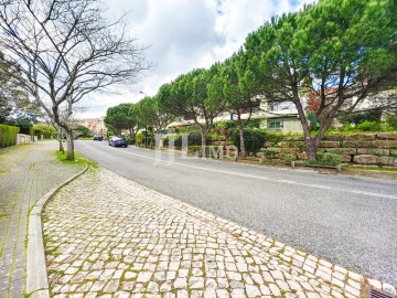 Moradia T4 para Venda em Queluz e Belas