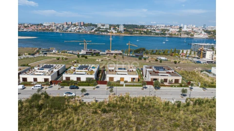 Moradia T4 para Venda em Santa Marinha e São Pedro da Afurada