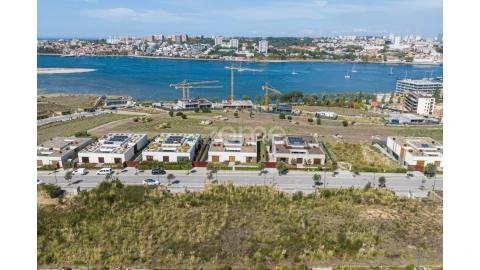 Moradia T4 para Venda em Santa Marinha e São Pedro da Afurada