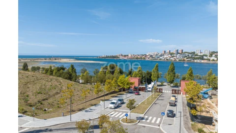 Moradia T4 para Venda em Santa Marinha e São Pedro da Afurada