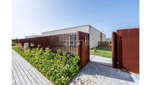 Moradia T4 para Venda em Santa Marinha e São Pedro da Afurada