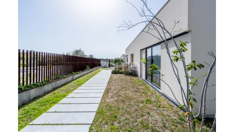 Moradia T4 para Venda em Santa Marinha e São Pedro da Afurada
