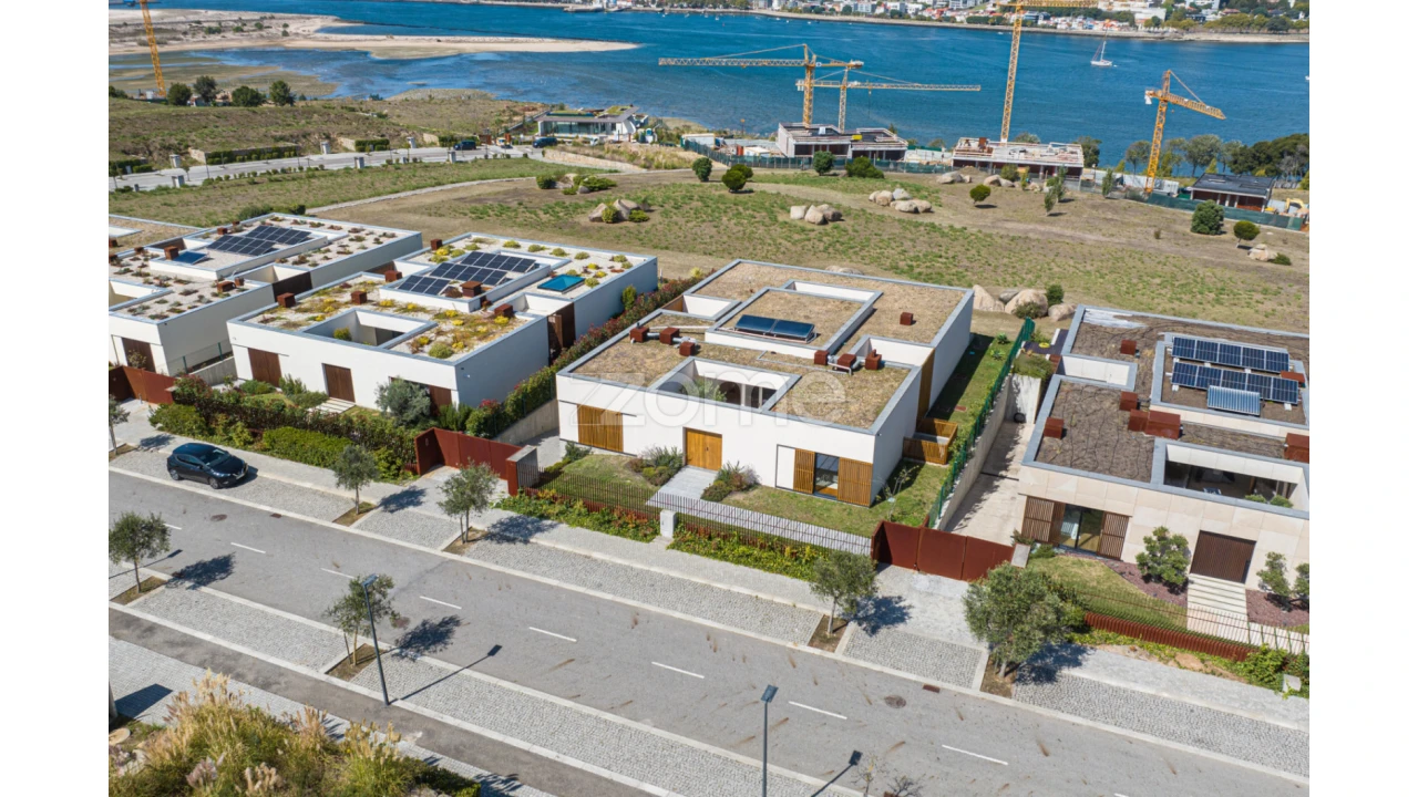 Moradia T4 para Venda em Santa Marinha e São Pedro da Afurada Foto 64