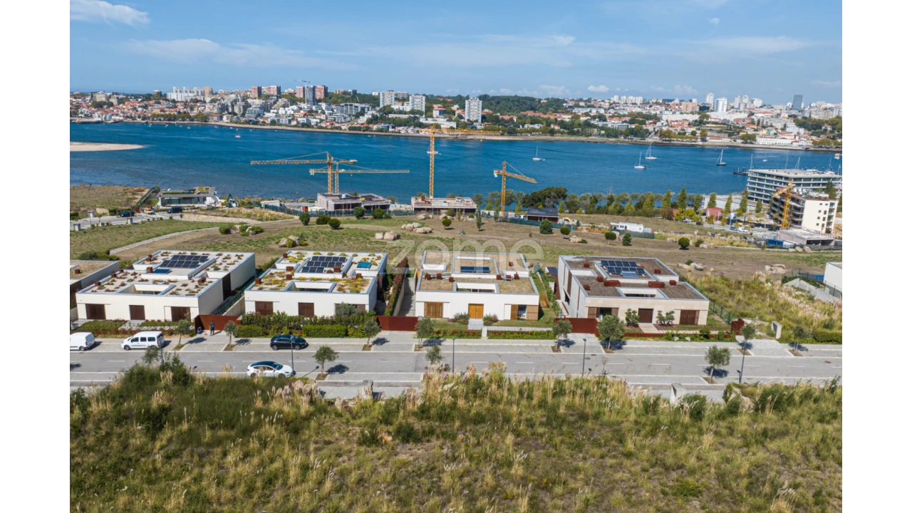 Moradia T4 para Venda em Santa Marinha e São Pedro da Afurada Foto 68