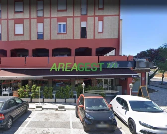 Loja para Venda em Santo António dos Cavaleiros e Frielas