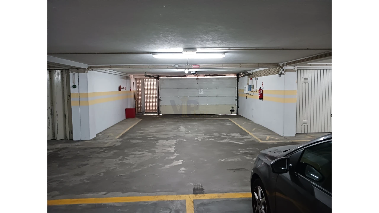 Garagem para Venda em Pedrouços Foto 5