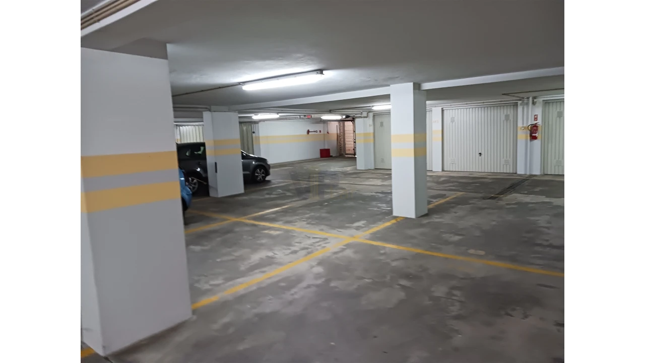 Garagem para Venda em Pedrouços Foto 6