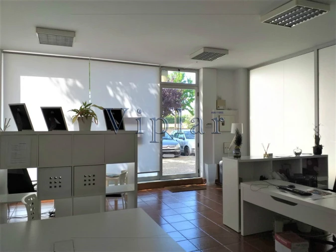 Loja para Arrendamento em Pedrouços Foto 2