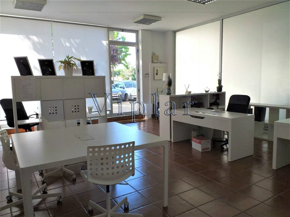 Loja para Arrendamento em Pedrouços Foto 4