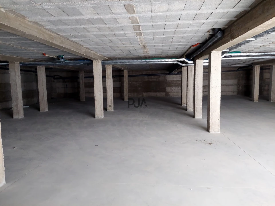 Garagem para Arrendamento em Insua Foto 1