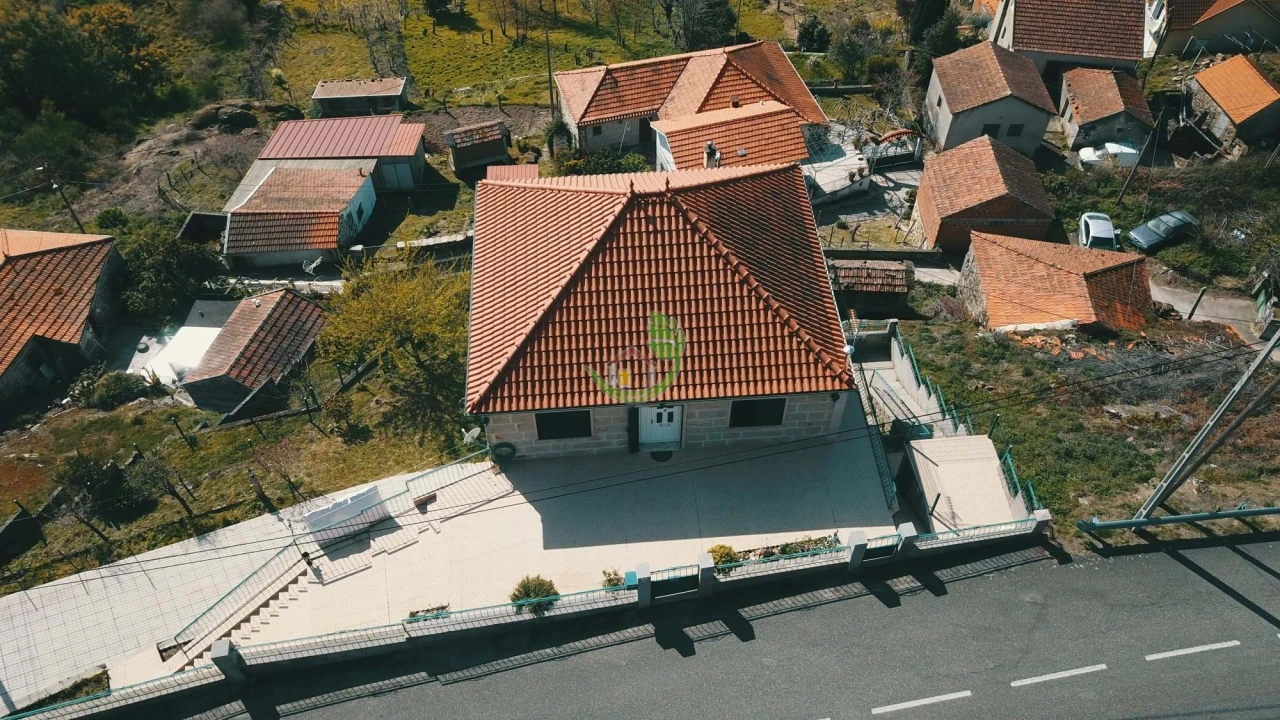 Moradia T4 para Venda em Vila e Roussas Foto 2