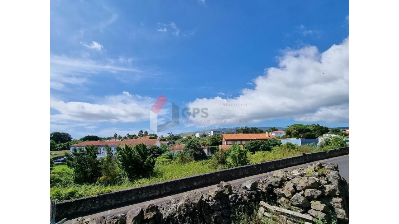 Terreno para Venda em Praia da Vitoria (Santa Cruz) Foto 1