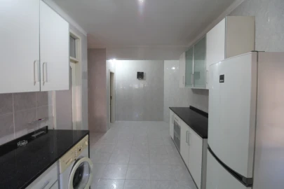 Quarto para Arrendamento em Creixomil