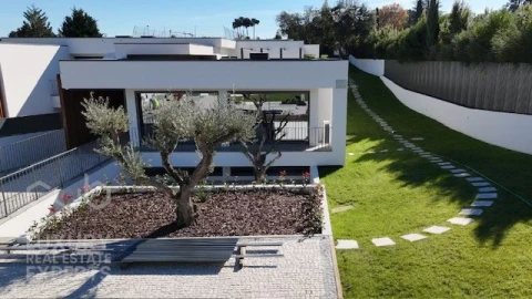 Moradia T5 para Venda em Corroios