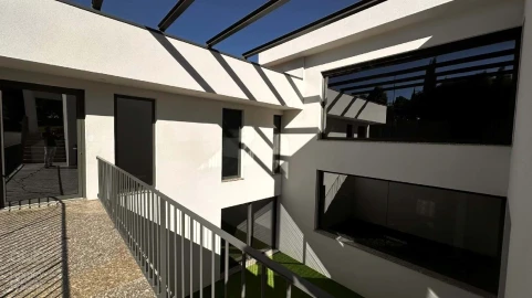 Moradia T5 para Venda em Corroios