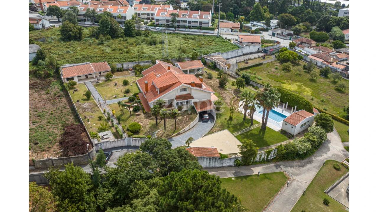 Moradia T13 para Venda em Arcozelo Foto 2