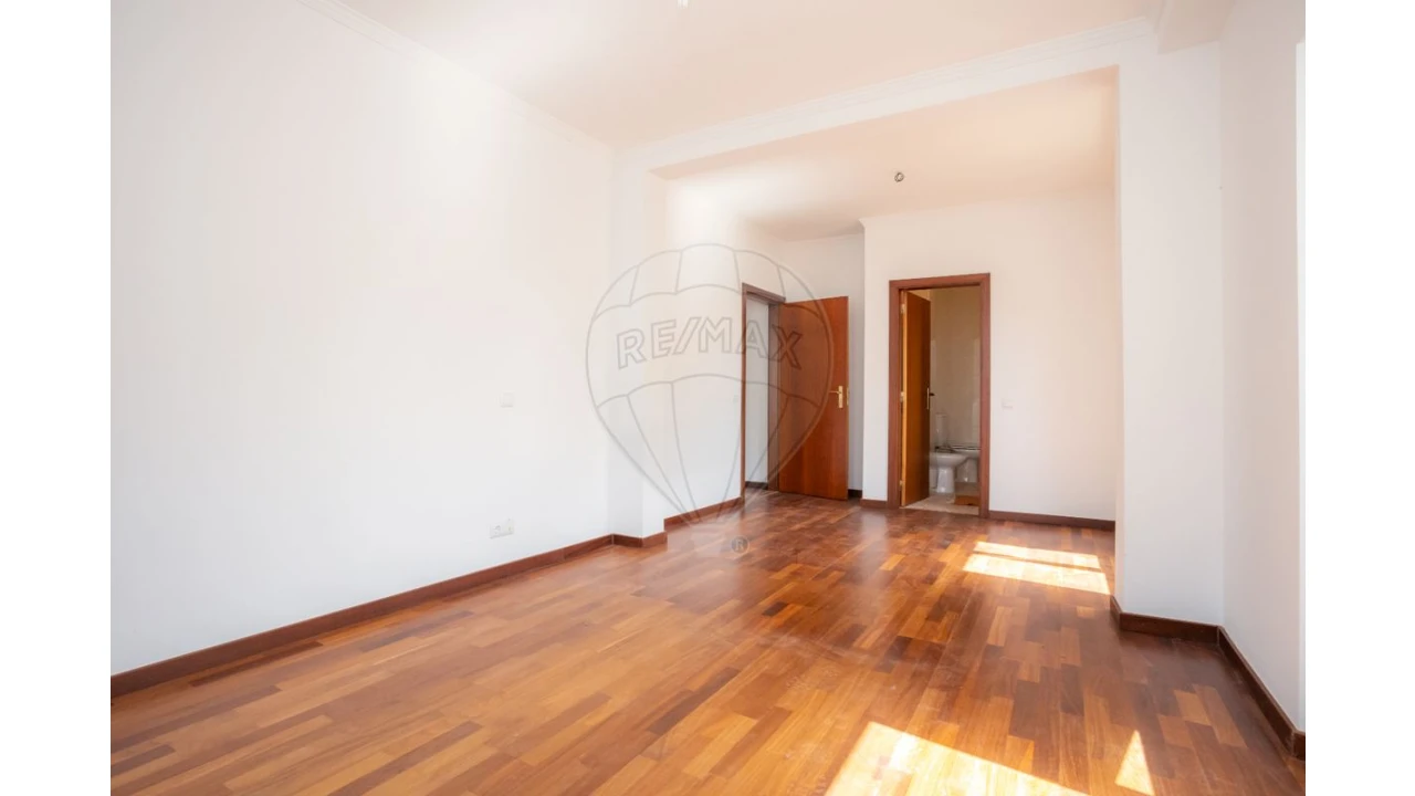 Moradia T18 para Venda em Parceiros e Azoia Foto 32